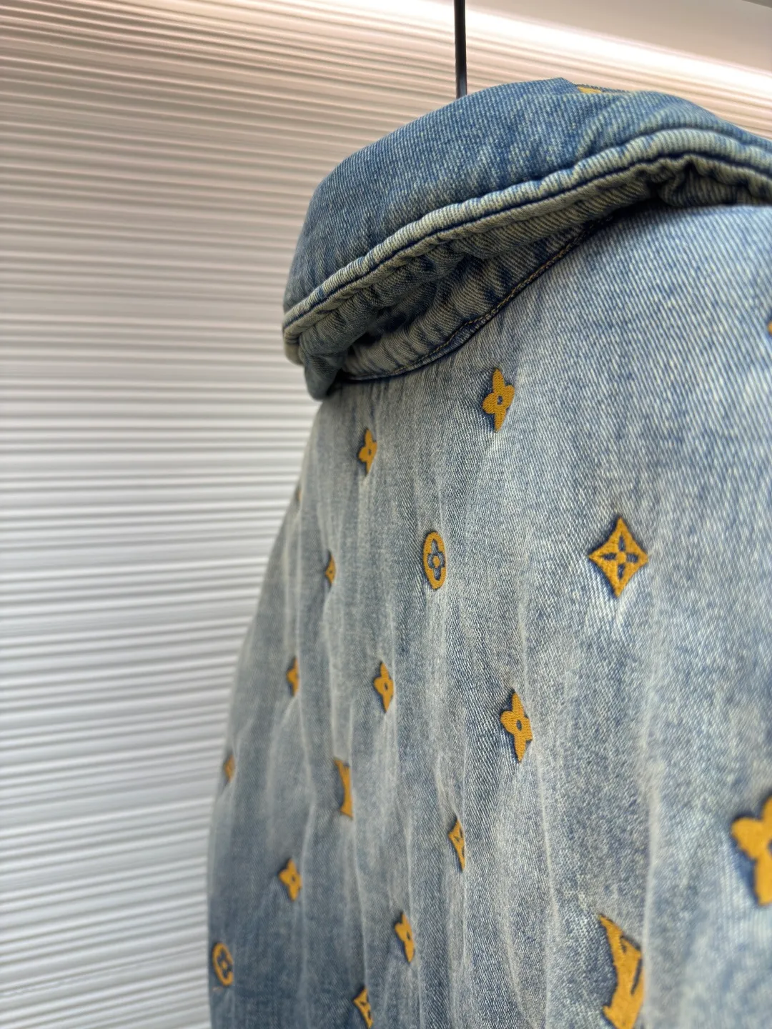 LOUIS VUITTON padded denim jacket-style shirt ●Authentic product: purchased and developed for 35999 ●Item number: 1680499-D10 ●Material: denim fabric ●Technology: washed production ●Version: fitted version ●Weight: about 1795 grams ●Size: 46-48-50-52 ●Description: This padded denim jacket-style shirt comes from the 2024 spring and summer show, decorated with a full-frame Monogram Quilted effect embroidery. The washed effect gives a soft and distressed look, adding a unique touch to winter outings. The overall wiring is straight and delicate, the fabric is comfortable and soft, and the color is consistent without color difference. It can be matched with the same style to create a fashionable look and control various occasions. Customized accessories, complete with three standards, same style for men and women!